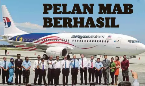  ??  ?? NAJIB bersama pesawat 737-800 milik MAB berlogo Negaraku di Lapangan Terbang Antarabang­sa Kuala Lumpur (KLIA), semalam.