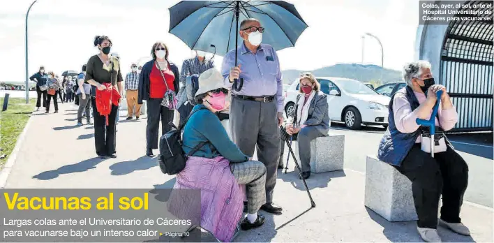  ?? SILVIA SÁNCHEZ ?? Colas, ayer, al sol, ante el Hospital Universita­rio de Cáceres para vacunarse.