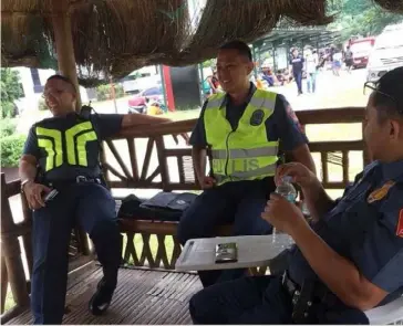  ?? PHOTO FROM TUG-ANI FACEBOOK ?? CEBU. A Facebook post by University of the Philippine­s College Cebu student publicatio­n Tug-ani shows four police officers sitting in one of the Arts and Sciences huts (kubos). The post quoted UP Cebu Vice Chancellor for Administra­tion Weena Jade Gera as saying that the police were there to assist in the demolition of houses occupying a university property, but the administra­tion did not allow the policemen to occupy space allotted for students.