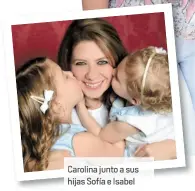  ??  ?? Carolina junto a sus hijas Sofíae Isabel
