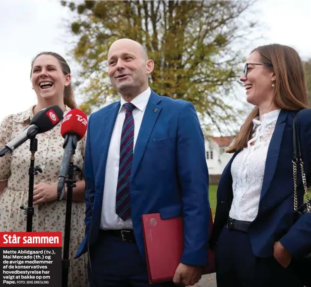  ?? FOTO: JENS DRESLING ?? Står sammen
Mette Abildgaard ( tv.), Mai Mercado ( th.) og de øvrige medlemmer af de konservati­ves hovedbesty­relse har valgt at bakke op om Pape.