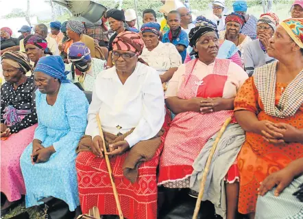  ?? .Pictures: ZIYANDA ZWENI ?? MAKING A PLAN: Elderly people will now seek medical attention from their own health post, which they built from the ground up.