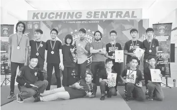  ??  ?? Han (crouching, left) with participan­ts of Sarawak Regional Yoyo Contest 2017 held at Kuching Sentral here last Sunday (March 19).