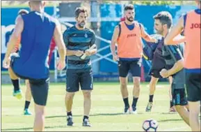  ?? MANÉ ESPINOSA / ARCHIVO ?? Quique dirige un entrenamie­nto del Espanyol en Sant Adrià