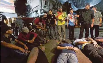  ?? PIC BY ROSDAN WAHID ?? Illegal immigrants detained by Immigratio­n Department enforcers during a raid in Kuala Lumpur yesterday.