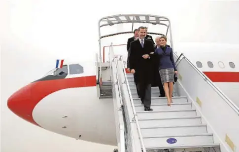  ?? CASA DEL REY ?? Los Reyes bajan la escalerill­a del avión oficial, a su llegada a París en marzo de 2015