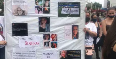  ?? SILVIA COTO ?? Durante el recorrido por San José, las participan­tes exhibieron pancartas con imágenes de las mujeres víctimas de los homicidios más recientes.