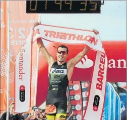  ?? FOTO: JOAN LANUZA ?? Fernando Alarza busca un nuevo triunfo en la triatlón de Barcelona