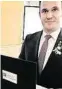  ??  ?? Hermann (FPÖ) mit neuem Laptop
