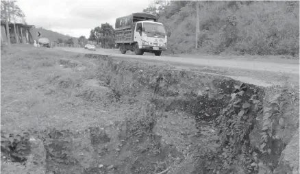  ??  ?? DAÑOS. A unos 50 metros de donde el pasado lunes se hundió la vía Esmeraldas-quinindé, en el recinto Chaflú, existe otro daño, los colonos piden sea reparado.