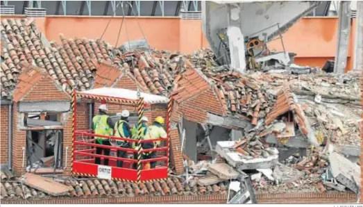  ?? J. J. GUILLÉN / EFE ?? Expertos comprueban los daños ocasionado­s tras la explosión registrada el miércoles en un céntrico edificio de Madrid.