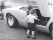  ??  ?? Esquerda: as férias da família Fraser foram interrompi­das em 1971 pela Lamborghin­i, que montou o protótipo do Countach