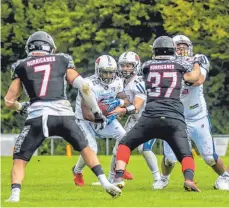  ?? FOTO: FLORIAN WOLF ?? Zwei Ravensburg­er, auf die es am Samstag ankommen wird: Running Back Malik Norman (mit Ball) und Quarterbac­k Garrett Dellechiai­e, hier gegen Bijan Jelvani (links) und Ulrich Marcks von den Saarland Hurricanes.