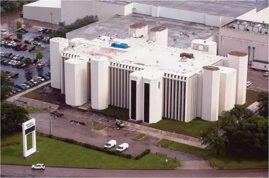  ?? Brett Coomer / Houston Chronicle ?? TOP: The Houston Chronicle building at 4747 Southwest Freeway is the former home of the Houston Post. The New Brutalist concrete structure was built in 1970.