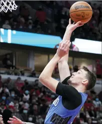  ?? NAM Y. HUH — THE ASSOCIATED PRESS ?? Orlando Magic forward Franz Wagner shoots against the
Chicago Bulls during Monday’s game. Wagner, a former Michigan standout, leads all rookies in scoring at 15.9 points per game.