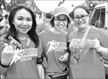  ??  ?? Yuwana (centre) with her students after a charity run for cancer.