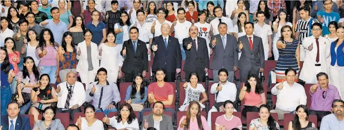  ??  ?? El rector Juan Eulogio Guerra Liera entregó los apoyos económicos a los jóvenes que participar­án en el programa.