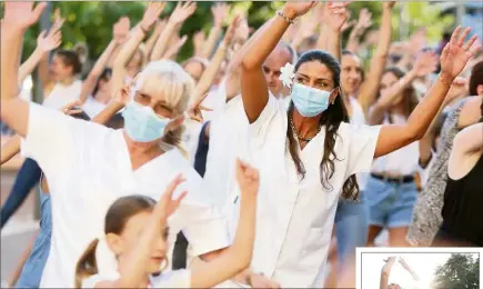  ?? (Photos Philippe Arnassan ?? Vendredi soir, la flahmob a singulière­ment animé le parvis de l’hôpital Emile-Bonnet.