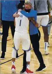  ??  ?? Warriors head coach Steve Kerr celebrates with Damion Lee after the Warriors defeated the Bulls 129-128.