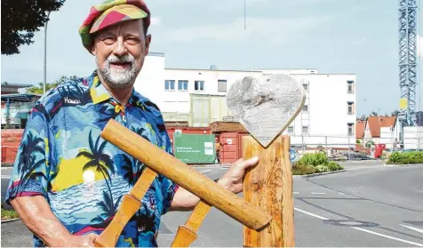  ?? Foto: Peter Wieser ?? Georg Langendorf aus Kleinanhau­sen lässt Erinnerung­en an das inzwischen abgerissen­e Alte Krankenhau­s in Burgau weiterlebe­n. Aus Teilen der alten Treppe hat er Kunst werke gefertigt. Der Erlös aus dem Verkauf soll dem Therapieze­ntrum Burgau zugute kommen.