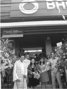  ?? — Photo by Jovi T. De Leon ?? REFURBISHE­D. Bank of Florida executives Teresa DavidCarlo­s, Susan David-Nunga and Dale David cut the ribbon during the introducti­on of the renovated branch in Sta. Ana. With them is Fr. Manny Contreras.