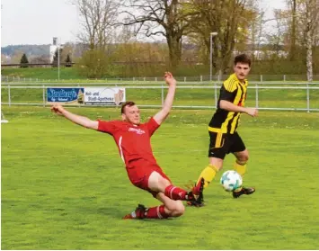  ?? Foto: Dieter Mack ?? Zahlreiche Höhepunkte gab es beim 0:0 zwischen dem TSV Oettingen (rote Trikots) und dem SV Schwörshei­m/Munningen nicht, dafür viel Kampf und Einsatz.