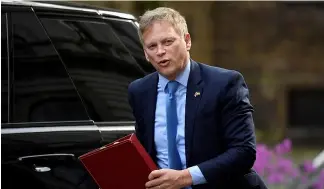  ?? ?? British Transport Secretary Grant Shapps walks outside Downing Street Toby Melville / Reuters connect