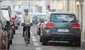  ??  ?? La pratique du vélo est encouragée par les collectivi­tés.