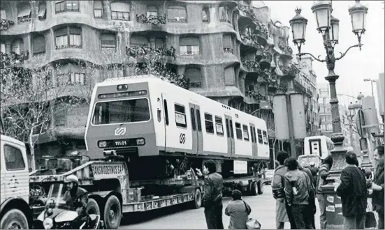  ?? ARCHIVO FGC ?? Traslado por el centro de Barcelona de las unidades 111 que supusieron en 1983 una mejora radical del servicio para los pasajeros