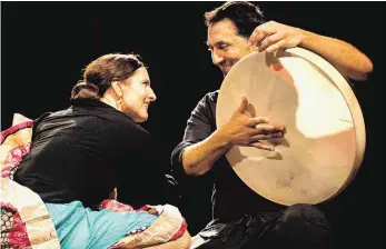  ?? FOTO: MASIH AZMAL ?? Bettina Castaño und Murat Coskun werden zu einem Rhythmus- und Tanzfeuerw­erk, zu einer Symbiose aus Percussion und Flamenco.