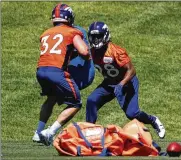  ?? DAVID ZALUBOWSKI / ASSOCIATED PRESS 2017
2018 ?? Broncos fullback Andy Janovich (left) played just seven games last season. He missed the first three with a pectoral injury and the last six with a dislocated elbow. In October, the Broncos signed him to a three-year contract extension worth $5.7 million, including $2.5 million guaranteed.