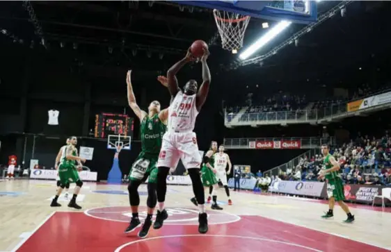  ??  ?? Gavin Ware scoort. Samen met Ryan Anderson drukte de Amerikaan ook nu weer zijn stempel op de wedstrijd.
FOTO TOM GOYVAERTS