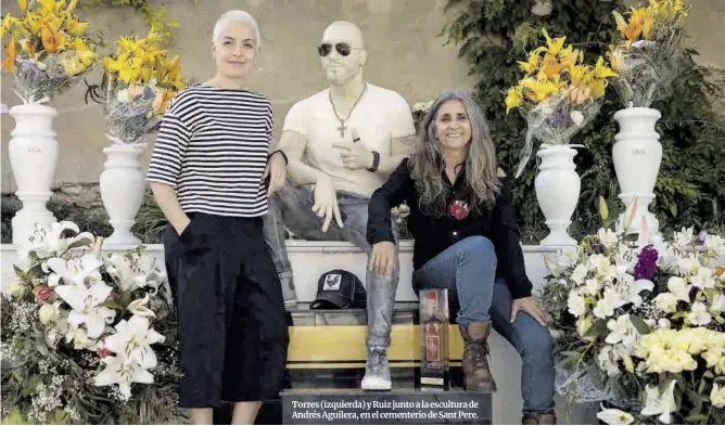  ?? Sergi Conesa ?? Torres (izquierda) y Ruiz junto a la escultura de Andrés Aguilera, en el cementerio de Sant Pere.