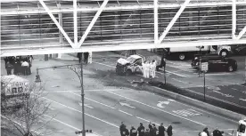  ?? AFP ?? La policía inspeccion­a la camioneta con la que se perpetró el ataque en NY.