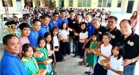  ?? -Chris Navarro ?? FEEDING PROGRAM. Former San Simon Vice-Mayor Rommel Bondoc and Enix Salvador, founding officers of Ing Sandigan San Simon join Alpha Beta Mu (ABM) Engineerin­g Society of Mapua University President Engr. Benji Fabian and PP Engr. Jun Tiqui during Monday’s feeding program at Dela Paz Elementary School, San Simon. Joining them are other officers and members of Ing Sandigan and ABM-ESMU.