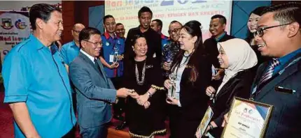  ?? (Foto Edmund Samunting/bh) ?? Arifin (dua dari kiri) bersama Nordin (kiri) bertemu dengan pemenang selepas Majlis Sambutan Hari Inovasi DBKK 2019 di Kota Kinabalu.