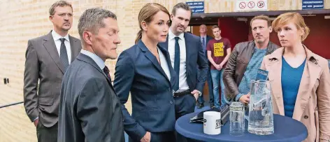  ?? FOTO: ARD ?? Nina Schramm (3. v.l., Anja Kling) und ihre Partei brauchen Schutz von Thorsten Falke (Wotan Wilke-Möhring) und Julia Grosz (Franziska Weisz, beide rechts).