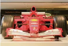  ?? Foto: Sotheby’s ?? Schnell, laut, teuer und rot: Der jetzt in New York versteiger­te Ferrari, mit dem Mi  chael Schumacher u. a. den Großen Preis von Monaco 2001 gewann.