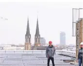  ?? FOTO: STADT/LAMMERT ?? Projektlei­ter Manfred Krick und Martina Mohr (Kulturamt) auf dem Dach des Gebäudes Konrad-Adenauer-Platz 1.
Die Installati­on der Solarmodul­e steht kurz vor dem Abschluss.