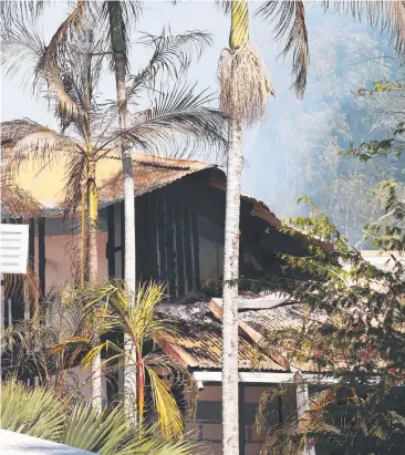  ?? Picture: ANNA ROGERS ?? RAMPANT BLAZE: A house is totally destroyed by fire in Kiriwina St, Trinity Beach.