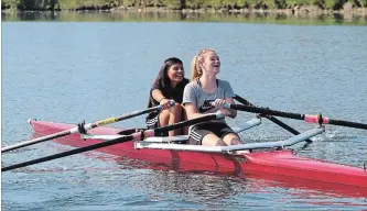  ?? BERND FRANKE TORSTAR ?? Abi Benard, front, and Daniella Murdoch, both 13, practise in a doubles scull in South Niagara Rowing Club’s learn-to-row program.