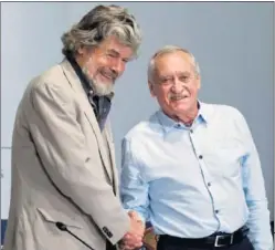  ??  ?? LA PAREJA DE PREMIADOS. Messner y Wielicki, ayer en Oviedo.