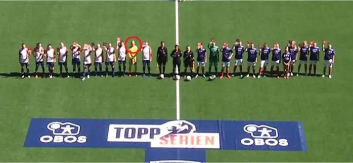  ?? FOTO: FOTBALLMED­IA ?? Søndag møttes Lyn og Vålerenga i Toppserien. Alle spillerne holdt opp plakaten de hadde fått utdelt, unntatt Lyn-keeper Hilde Gunn Olsen.