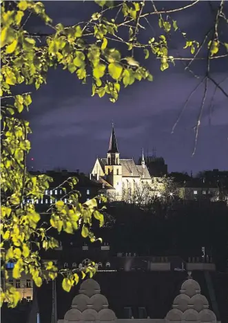  ??  ?? VĚŽ NAD VĚTROVEM CHRÁM SV. APOLINÁŘE JE POZORUHODN­OU NOČNÍ DOMINANTOU NÁVRŠÍ ZVANÉHO VĚTROV. VRCH NABÍZÍ POUTAVÉ VÝHLEDY ZA DNE I PO SETMĚNÍ.