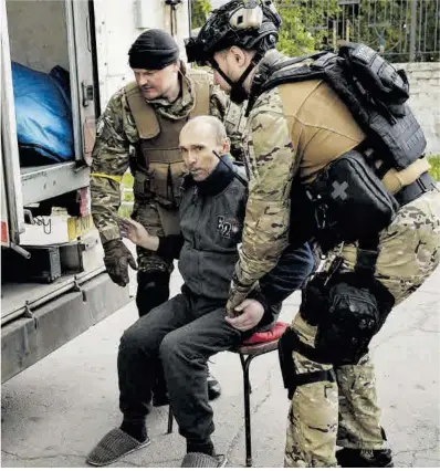  ?? Yasuyoshi Chiba / AFP ?? Un home és evacuat de la ciutat de Lissitxans­k, diumenge.