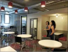  ?? NICHOLAS BUONANNO — NBUONANNO@TROYRECORD.COM ?? Zan Strumfeld, left, shows her friend Raquel Velho around the Troy Innovation Garage on Thursday.