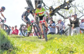  ?? FOTO: THOMAS WARNACK ?? Fabian Ziegler (Expoline-Radhaus Winterling­en) liegt nach der ersten Steigung des Mountainbi­keevents in Vereingend­orf auf der ersten Abfahrt ganz vorne und ist auch im Ziel der Erste, der die Linie fährt. Der 24-Jährige wiederholt seinen Triumph aus...