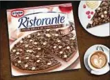  ??  ?? Kein Scherz: Die neue Schoko-pizza braucht im Ofen acht bis zehn Minuten. Foto: Dr. Oetker