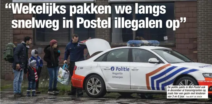  ?? Foto BERT DE DEKEN ?? De politie pakte in Mol-Postel ook in december al transmigra­nten op, zoals hier een gezin met kinderen van 3 en 8 jaar.