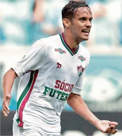  ?? Jeferson Guareze - 18.set.16/Agif ?? O meia Gustavo Scarpa comemora o gol que deu a vitória ao Fluminense sobre o Grêmio por 1 a 0 no Sul; titular na passagem de Eduardo Baptista pelas Laranjeira­s, os dois podem se reencontra­r no Verdão